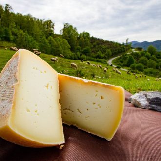 Formaggi di capra e pecora, nodini di mozzarella, burrate e grande varietà in negozio!